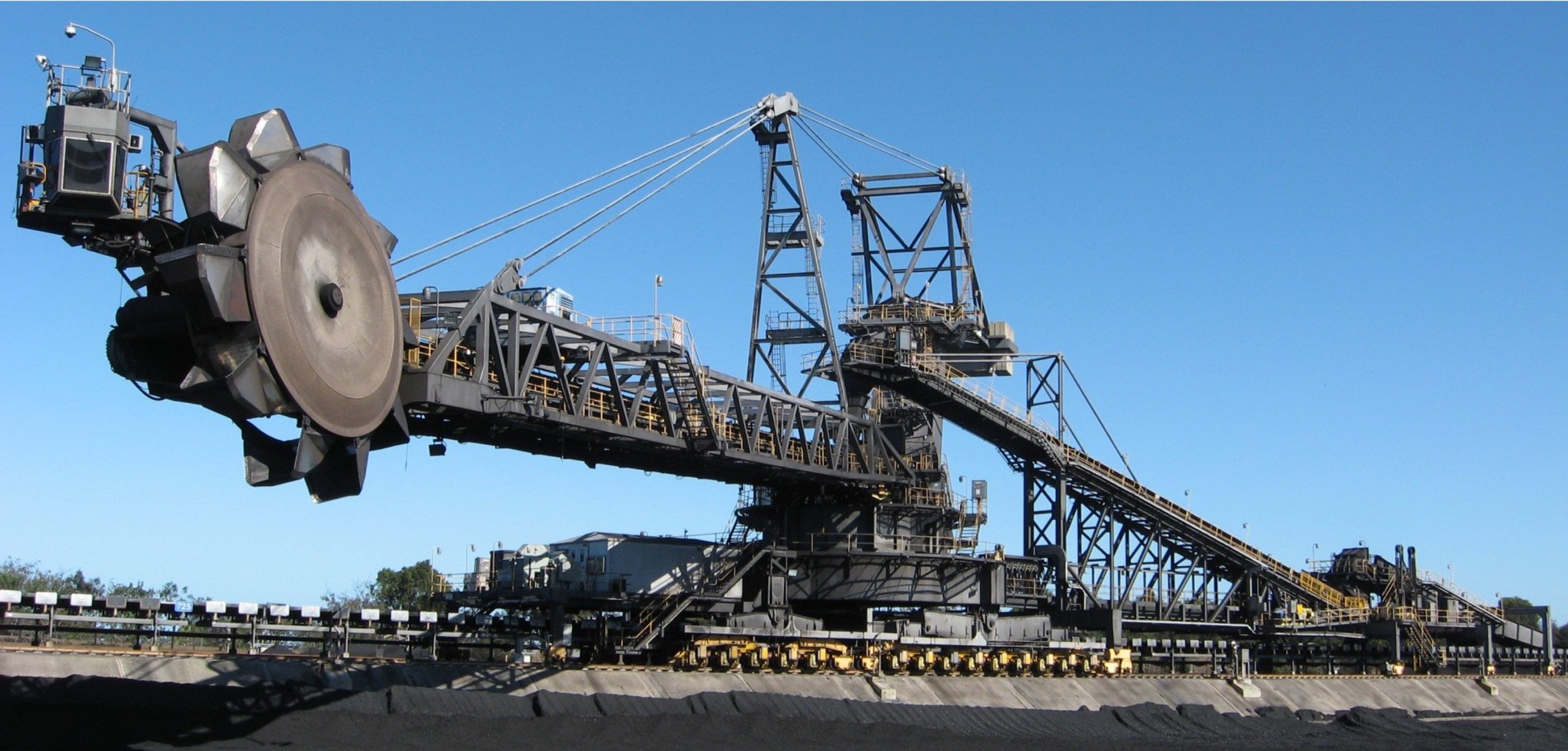 Large stacker reclaimer machine with suspension elements